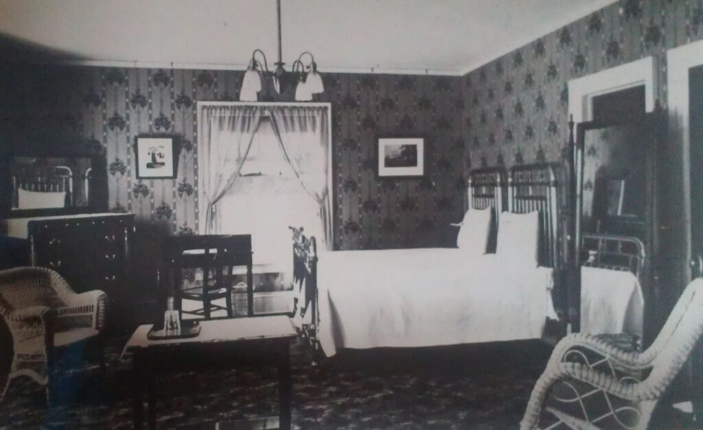 Interior of room 217 in Stanley Hotel in 1911