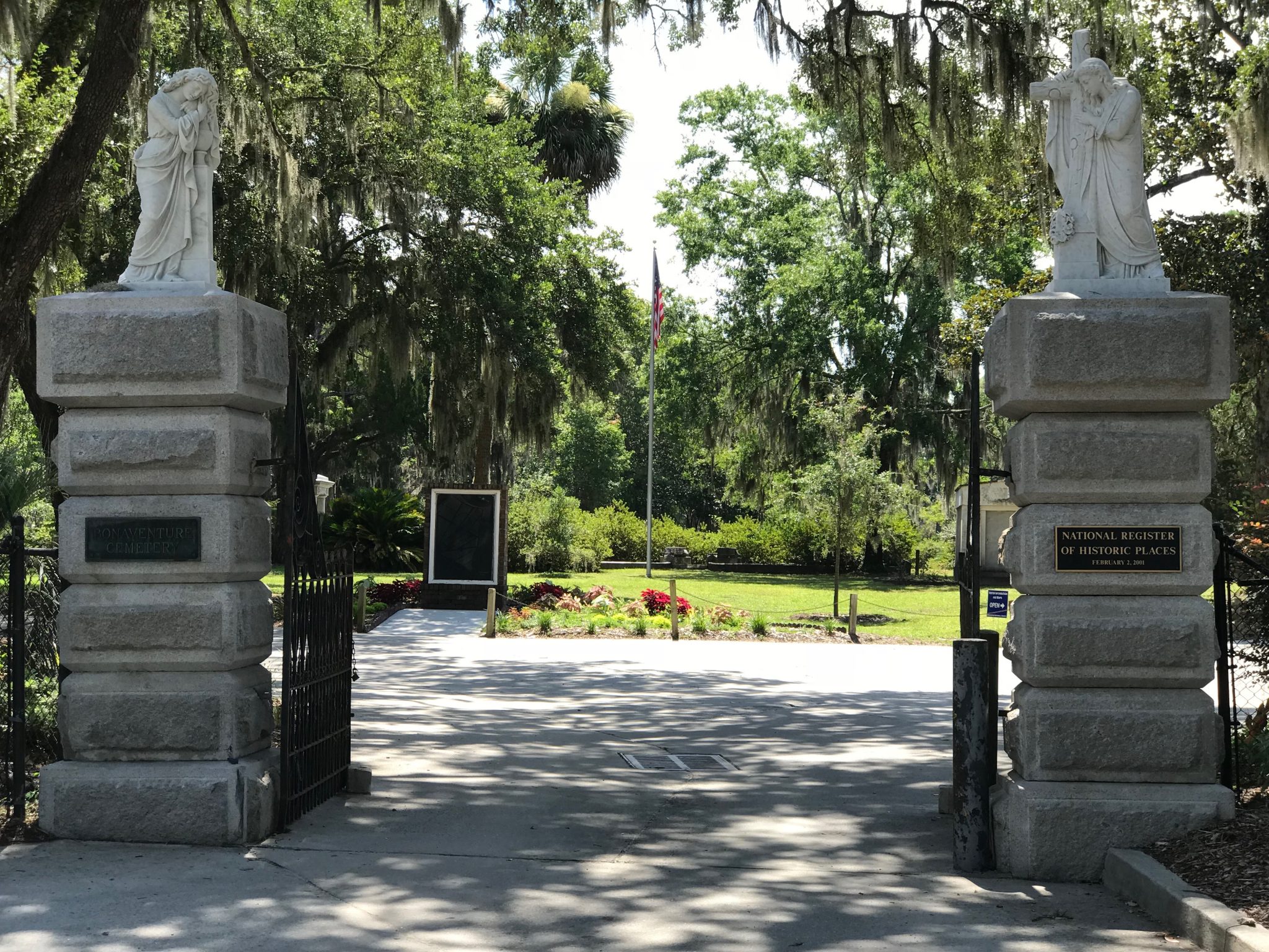 entrance to bonaventure cemetery