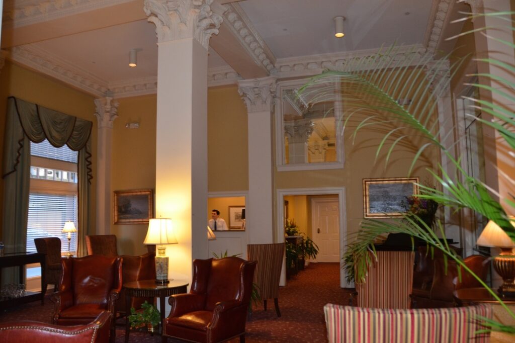 lobby of planter inn in savannah